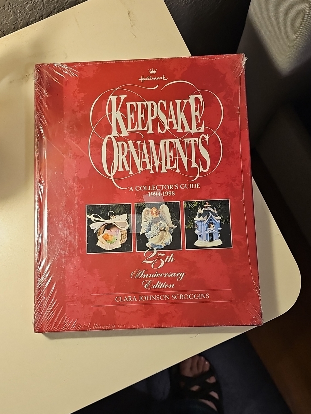 Hallmark Keepsake Ornaments Collector's Guide - Red & White